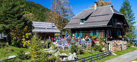 Die Alm hinterm Brunn liegt oberhalb des wunderschönen Weissensees.